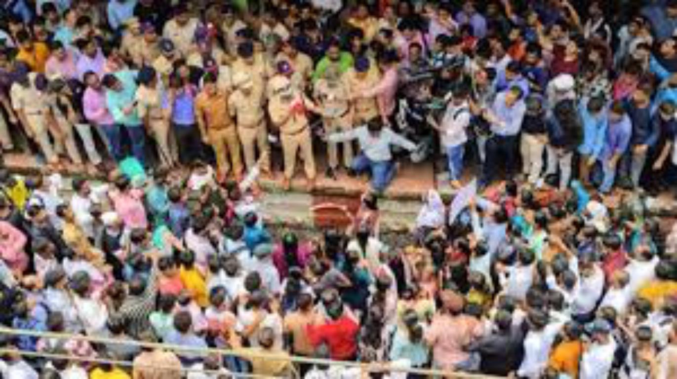 विरोध प्रदर्शन करने वालों 40 लोगों को पुलिस ने किया गिरफ्तार