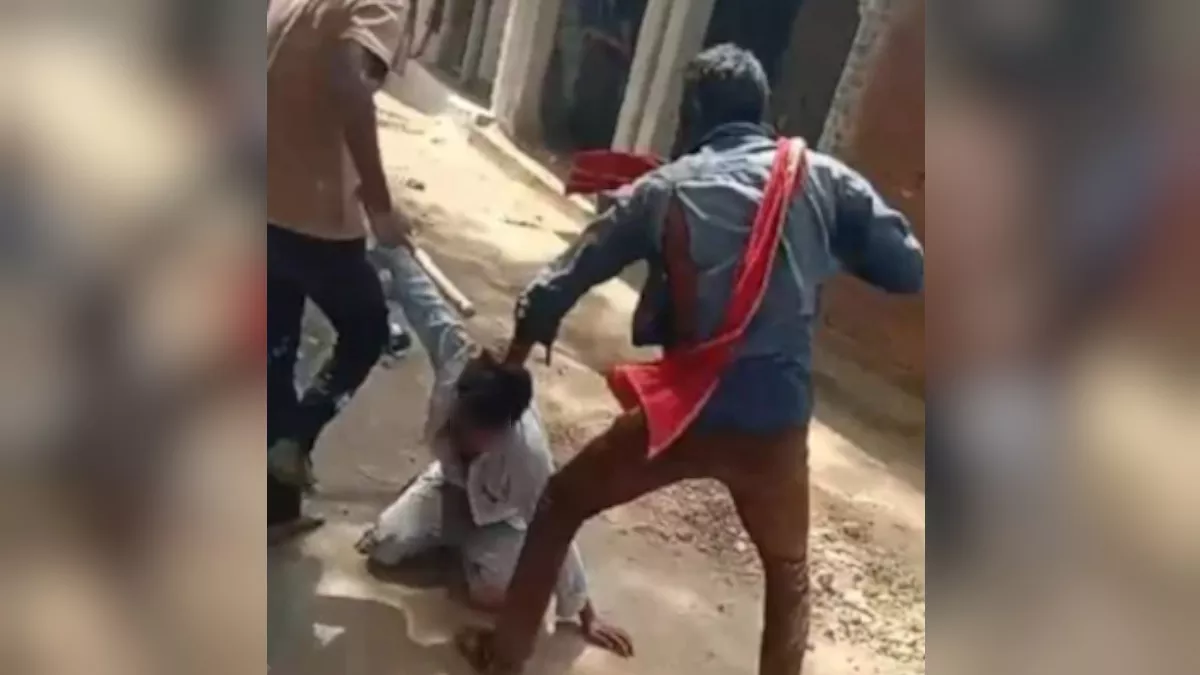 मध्य प्रदेश में दबंगों ने युवक को जमीन पर गिराकर पीटा, लात-घूंसे बरसाते रहे