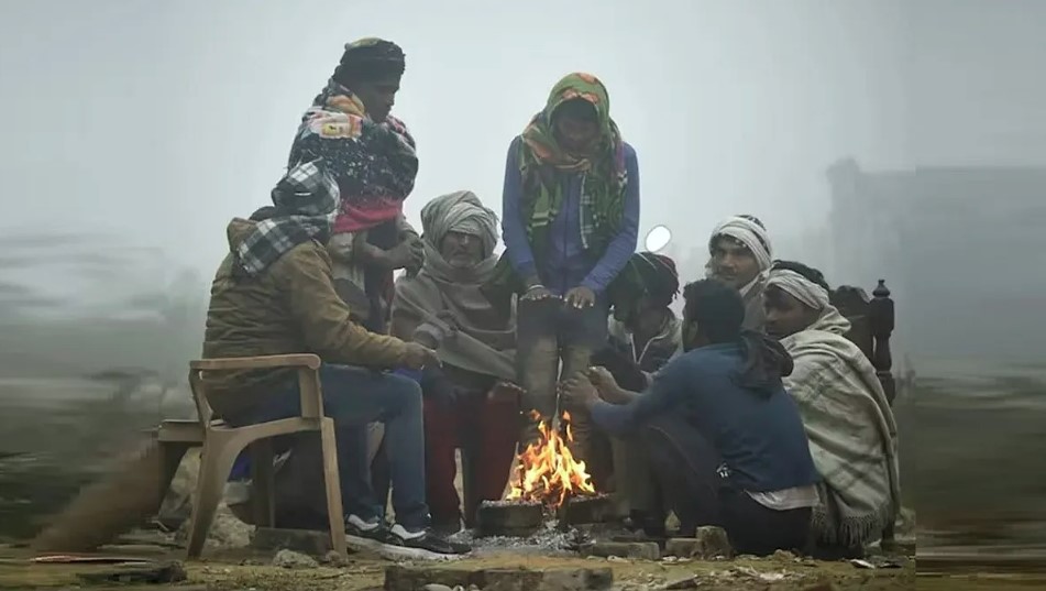 उत्तराखंड में सूखी ठंड का असर, पहाड़ों में शीतलहर तो मैदानों में छाया घना कोहरा